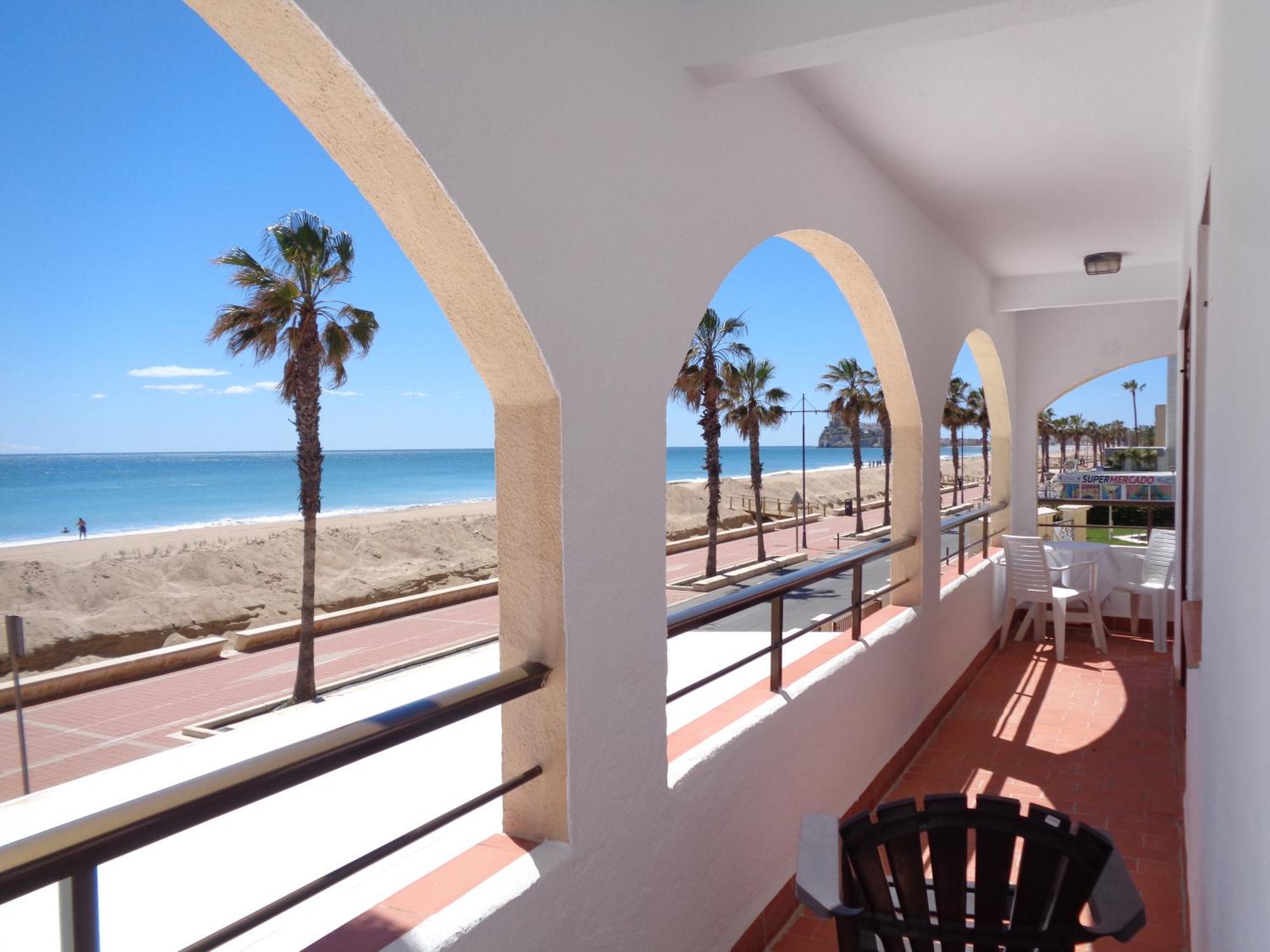 Apartamentos Benedicto XIII: Beachfront with Parking & Modern Amenities Peniscola Exterior photo