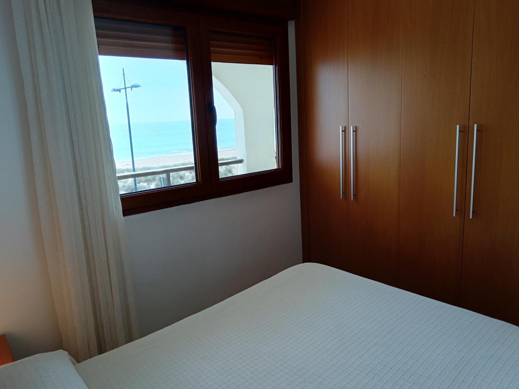 Apartamentos Benedicto XIII: Beachfront with Parking & Modern Amenities Peniscola Room photo