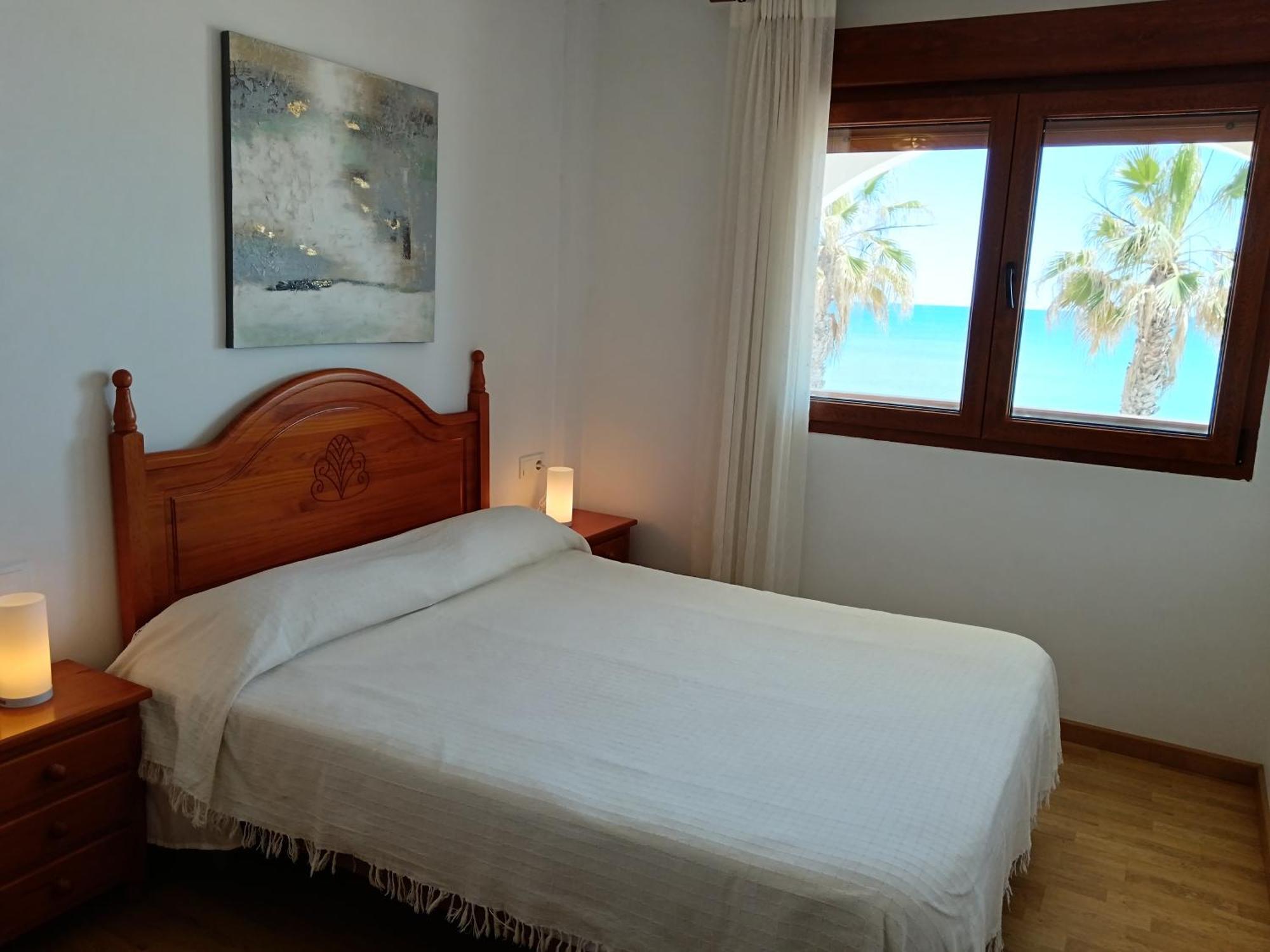 Apartamentos Benedicto XIII: Beachfront with Parking & Modern Amenities Peniscola Room photo